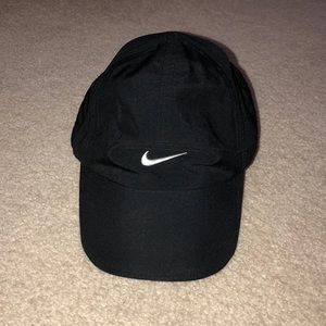 Black Nike featherlight hat